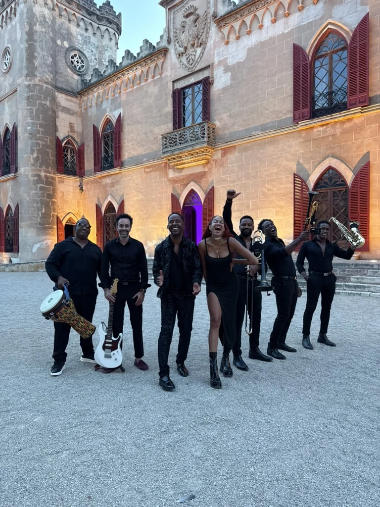 Inan Lima & Band live im Castell de Bendinat Mallorca – Showband-Formation vor historischem Schloss